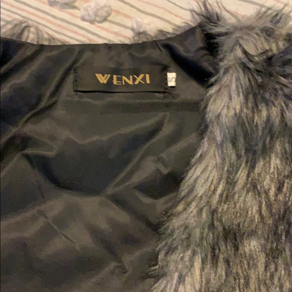 Fuzzy vest - Picture 3 of 5